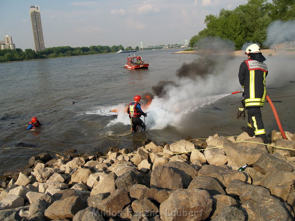 Kleine Yacht abgebrannt Koeln Hoehe Zoobruecke Rheinpark P136.JPG